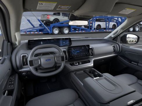 New 2026 Ford Expedition Active image 9