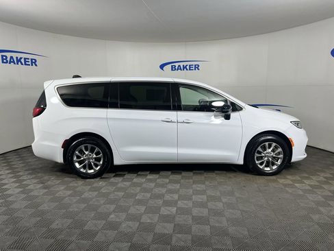Used 2024 Chrysler Pacifica Touring-L AWD/4WD image 10