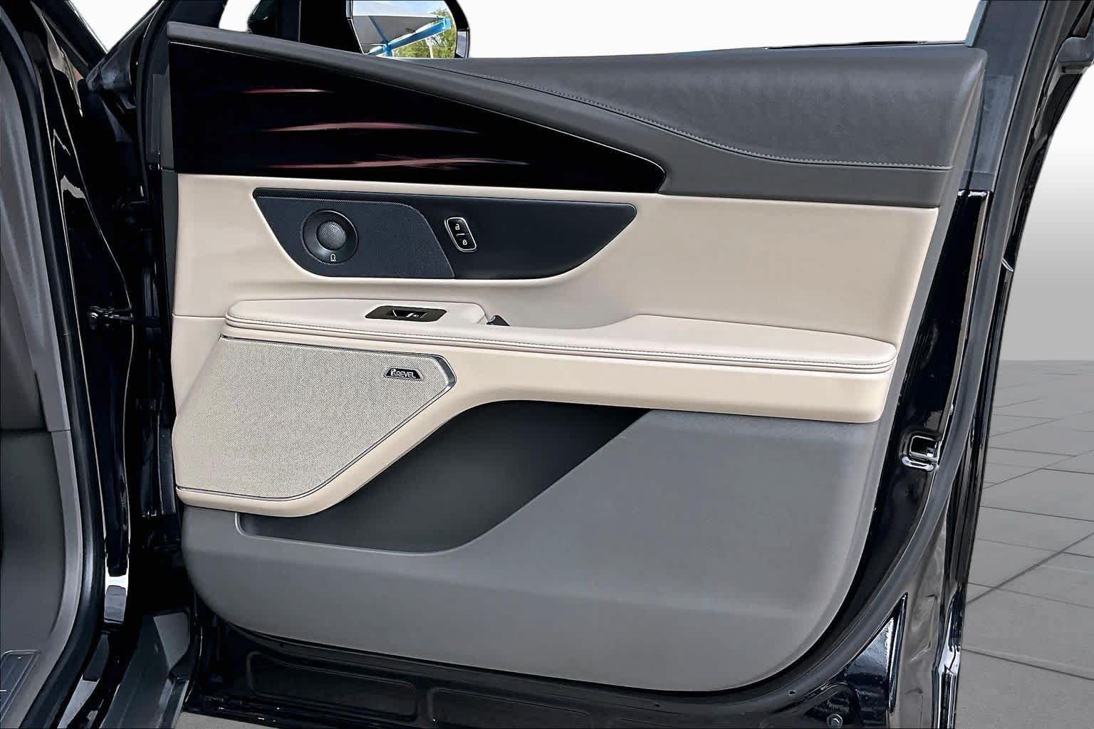 Used 2025 Lincoln Nautilus Reserve AWD/4WD image 23