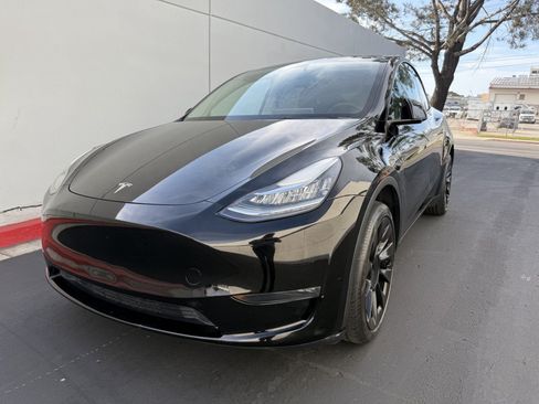 Used 2023 Tesla Model Y AWD image 1