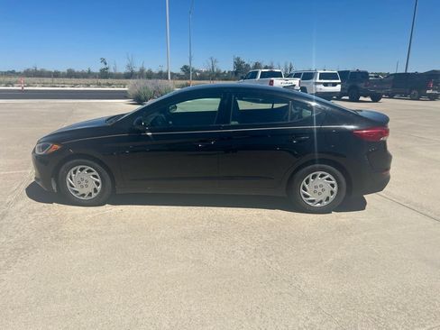 Used 2017 Hyundai Elantra SE FWD image 2