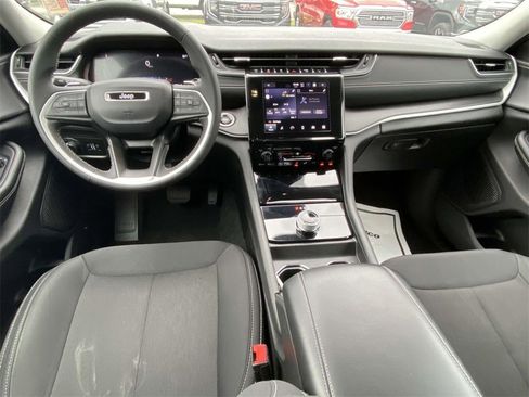 Used 2023 Jeep Grand Cherokee L Laredo image 11