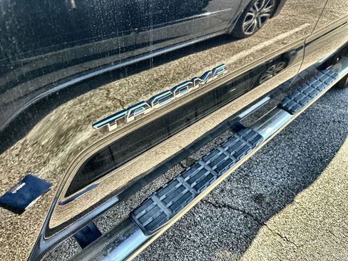 Used 2018 Toyota Tacoma Limited image 4