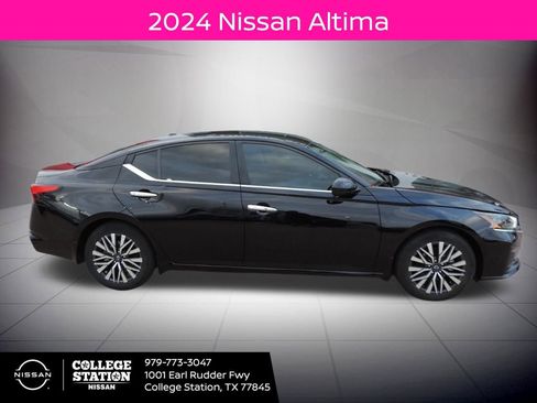 Used 2024 Nissan Altima 2.5 SV w/ SV Premium Package image 2