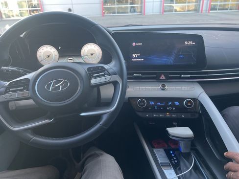 Used 2021 Hyundai Elantra Limited image 10