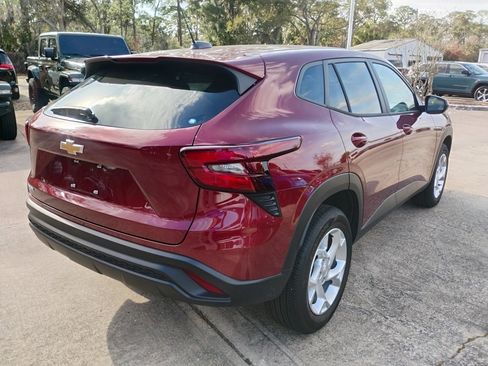 Used 2024 Chevrolet Trax LS w/ LS Convenience Package image 4