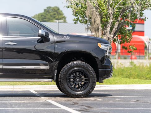 Used 2025 Chevrolet Silverado 1500 High Country w/ Technology Package AWD/4WD image 6
