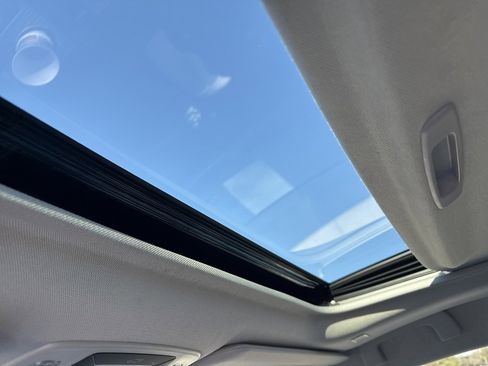 Used 2025 Toyota Sienna XLE image 9