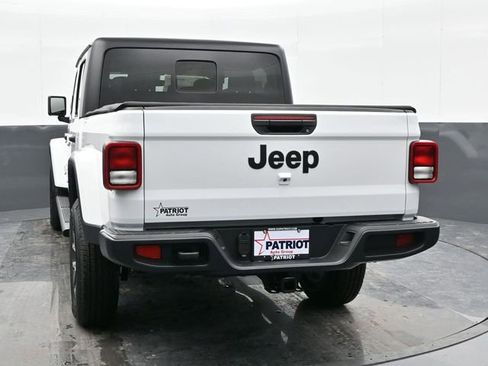 Used 2024 Jeep Gladiator Sport image 3