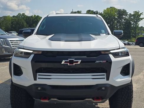 Used 2025 Chevrolet Colorado ZR2 w/ Midnight Edition AWD/4WD image 8