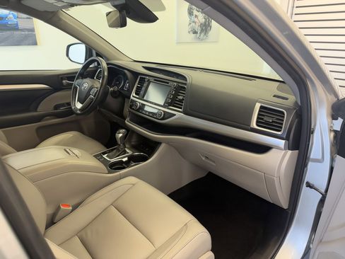 Used 2017 Toyota Highlander SE image 24