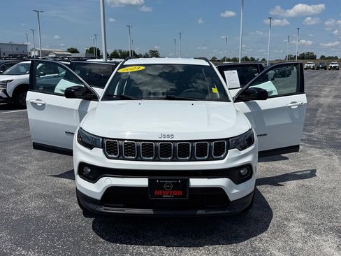 Used 2024 Jeep Compass Latitude AWD/4WD image 22