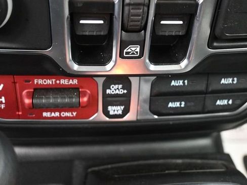 Used 2025 Jeep Gladiator Rubicon w/ Convenience Group AWD/4WD image 13