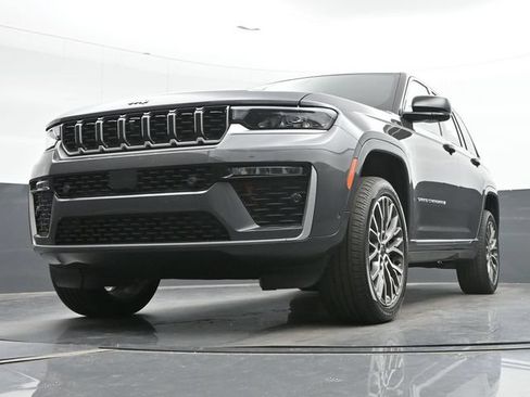 Used 2026 Jeep Grand Cherokee Summit AWD/4WD image 32