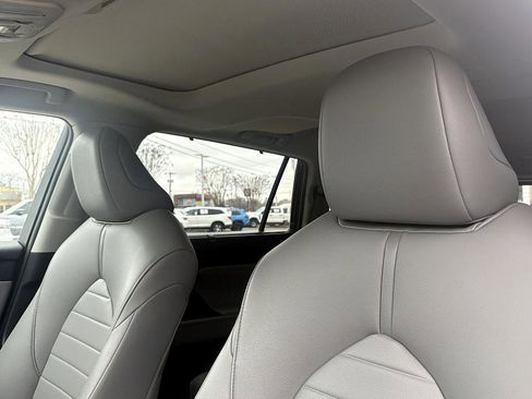 Used 2021 Toyota Highlander XLE image 18