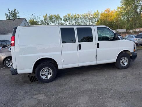 Used 2019 Chevrolet Express 2500 w/ Driver Convenience Package RWD image 7