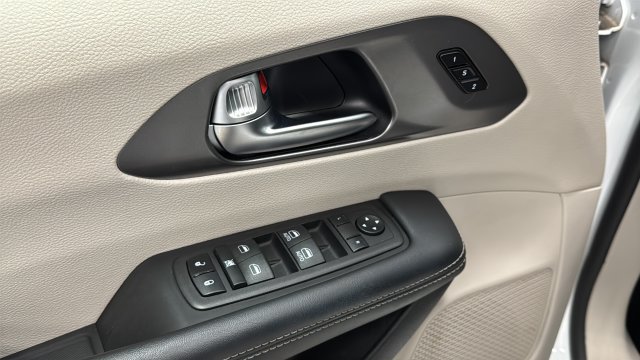 Used 2023 Chrysler Pacifica Touring-L FWD image 19