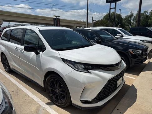 Used 2025 Toyota Sienna XSE FWD image 5