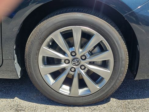 Used 2017 Toyota Camry XLE w/ Moonroof Package image 7