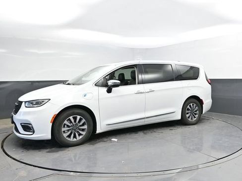 Used 2023 Chrysler Pacifica Limited FWD image 9
