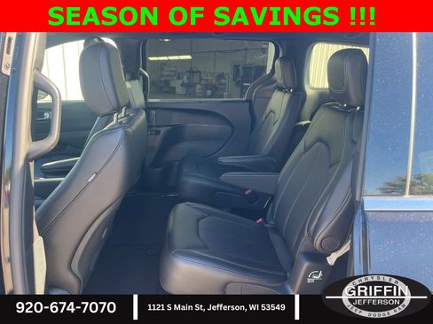 Used 2025 Chrysler Pacifica Select image 8