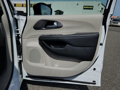 Used 2024 Chrysler Pacifica Touring-L FWD image 27