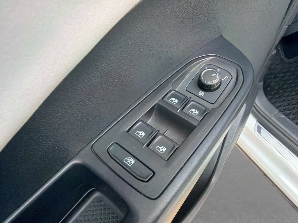 Used 2025 Volkswagen Taos SE AWD/4WD image 19
