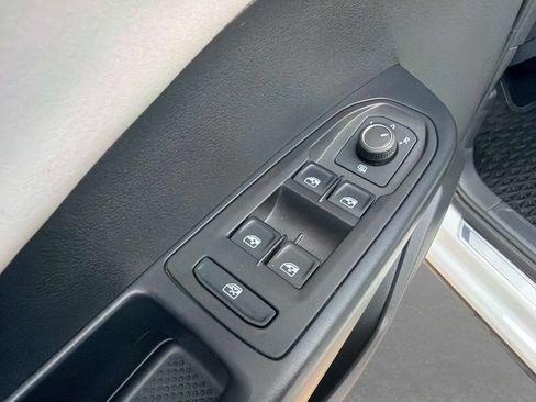 Used 2025 Volkswagen Taos SE AWD/4WD image 19