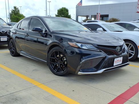 Used 2021 Toyota Camry XSE FWD image 3