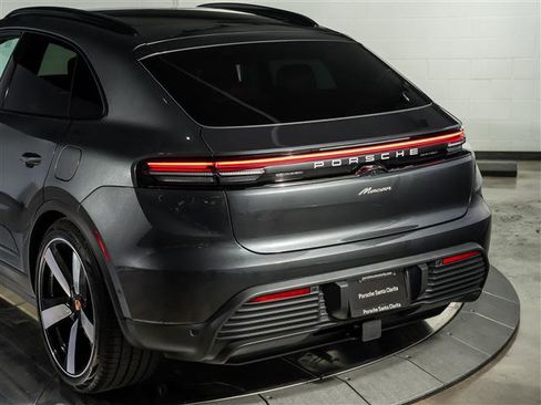 Used 2025 Porsche Macan Electric image 31