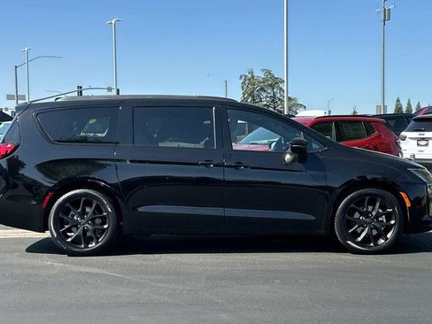 New 2027 Chrysler Pacifica Limited FWD image 3