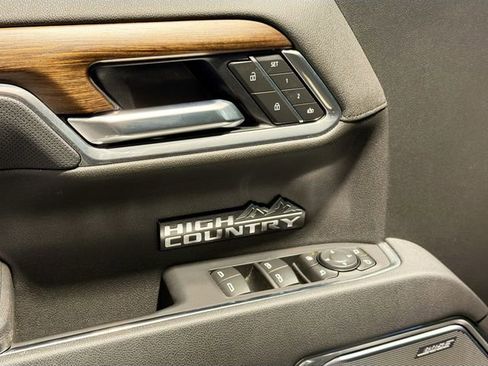 Used 2025 Chevrolet Silverado 1500 High Country w/ Midnight Edition AWD/4WD image 17