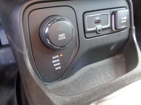 Used 2017 Jeep Renegade Latitude w/ Popular Equipment Group AWD/4WD image 38