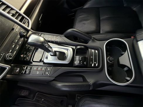 Used 2017 Porsche Cayenne Platinum Edition w/ Premium Package (PJV) image 3