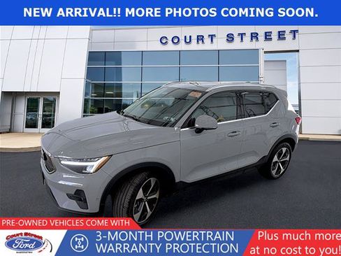 Used 2025 Volvo XC40 B5 Plus AWD/4WD image 1