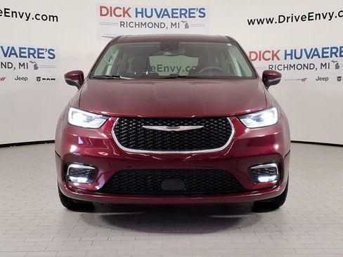Used 2023 Chrysler Pacifica Touring-L AWD/4WD image 2