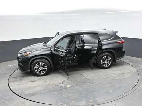 Used 2021 Toyota Highlander XLE AWD/4WD image 55