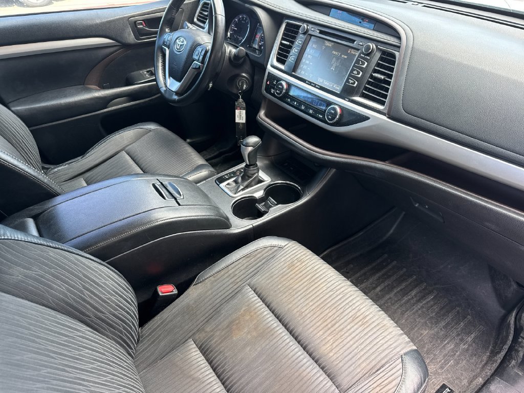 Used 2018 Toyota Highlander Plus FWD image 16