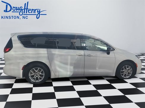 Used 2024 Chrysler Pacifica Touring-L image 6