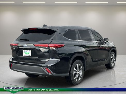 Used 2021 Toyota Highlander XLE AWD/4WD image 7