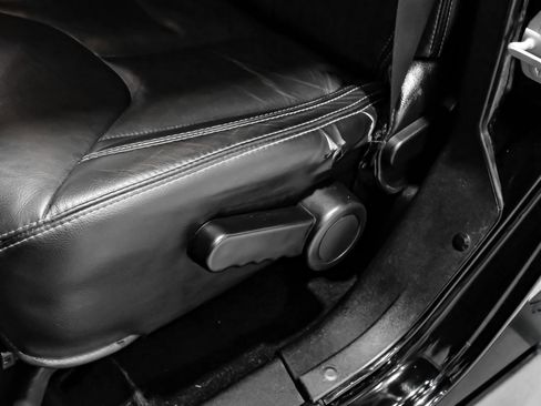 Used 2015 Jeep Wrangler Unlimited Sahara w/ Connectivity Group image 35