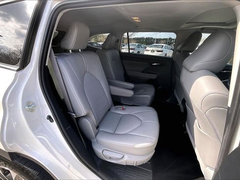 Used 2021 Toyota Highlander XLE image 20