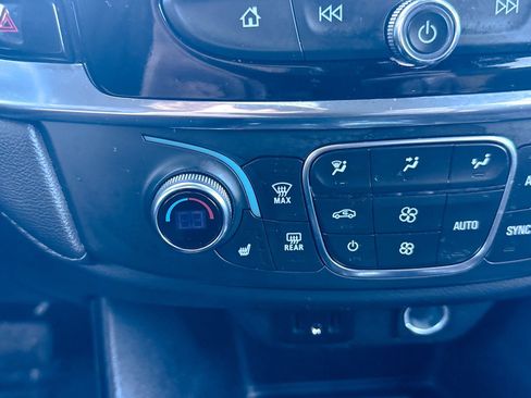 Used 2023 Chevrolet Traverse LT image 32