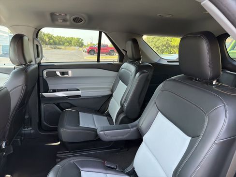 Used 2024 Ford Explorer XLT w/ Equipment Group 202A RWD image 20