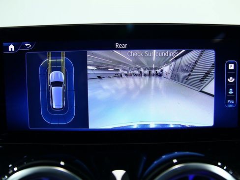 Used 2025 Mercedes-Benz GLB 250 4MATIC image 10