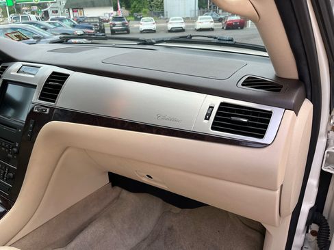 Used 2007 Cadillac Escalade AWD w/ Climate Package image 13