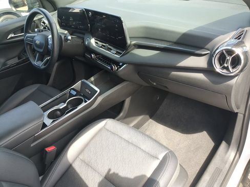 Used 2025 Chevrolet Equinox LT w/ Convenience Package II FWD image 11