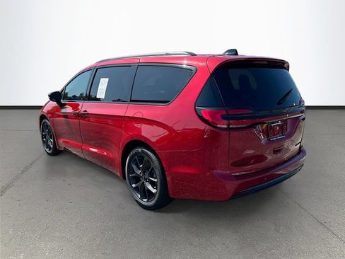Used 2025 Chrysler Pacifica Limited FWD image 28