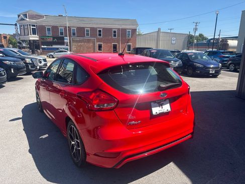 Used 2016 Ford Focus SE w/ SE Sport Package FWD image 3