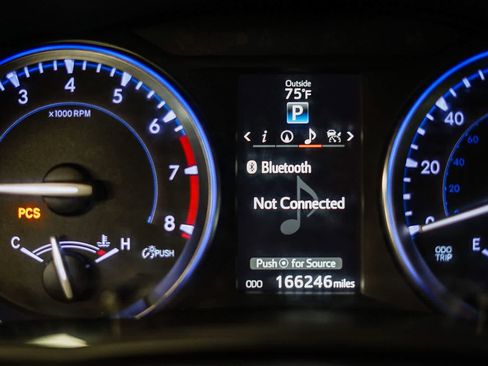 Used 2014 Toyota Highlander Limited w/ Driver Technology Package image 25